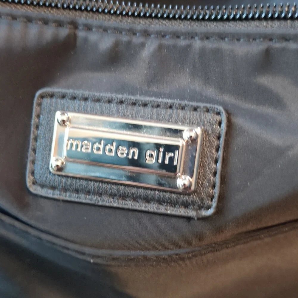 Stylish Overnight Bag - Picture 3 of 7